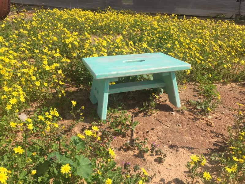 שרפרף קטן מעץ